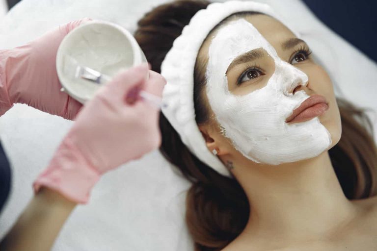 Ile zarabia kosmetolog – czy opłaca się?